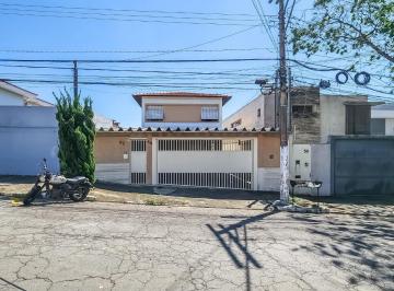 5f84651a-ceb1-4239-84d4-3c89a07c2180 · Casa para venda em Indianópolis com 4 quartos, sendo 2 suítes, 240m²