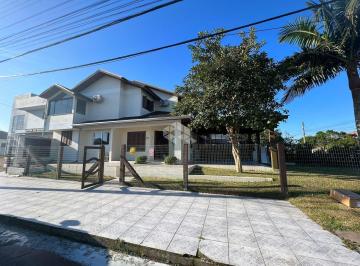 Casa · 118m² · 3 Quartos · Sobrado geminado de esquina, 3 dormitórios, sendo 1 suíte, sacada e terraço, próximo ao mar na Zona
