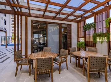Espaço gourmet externo com pergolado no Torres da Brava Sirena, Praia Brava · Sirena, Praia Brava: 88 m² com suíte, sacada gourmet e 2 vagas