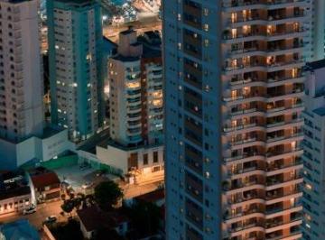 NF Harmonic à noite, com o topo da torre e o Rio Itajaí-Açu ao fundo (imagem ilustrativa) · Cobertura duplex de 268 m² com terraço amplo no Centro de Itajaí