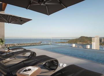 Piscina de borda infinita do rooftop, com o Saco da Fazenda e o mar ao fundo (imagem ilustrativa) · NF Pulse, Itajaí: studio diferenciado de 68 m² com 1 dormitório
