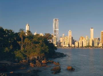 Torre do Marena no skyline de Balneário Camboriú, vista do mar (imagem ilustrativa) · Diferenciado de 284 m² com terraço e piscina privativa no Marena