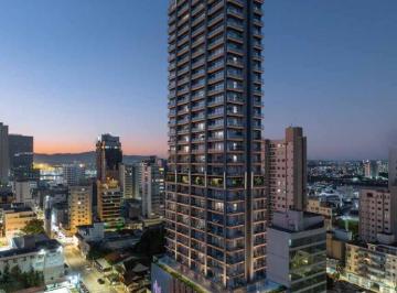 Torre do NF Pulse ao anoitecer, no Centro de Itajaí (imagem ilustrativa) · Diferenciado de 114 m² no Centro de Itajaí | NF Pulse