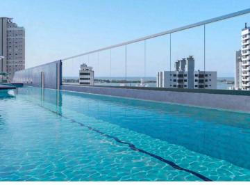 Piscina adulto com raia, com o Saco da Fazenda ao fundo (imagem ilustrativa) · Lotisa Art Tower: 2 suítes e 70 m² em andar alto no Centro de Itajaí