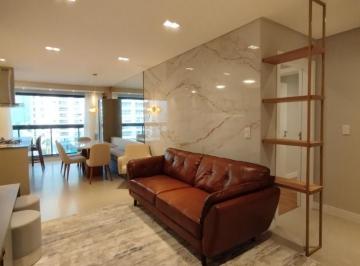 Living com sofá de couro, piso claro e jantar ao fundo · Apartamento de 92 m² com suíte e 2 dormitórios no Sun Coast, Itajaí