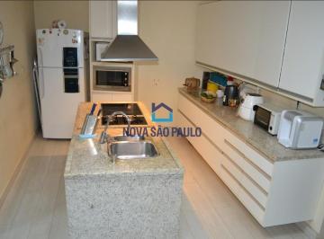 Casa · 180m² · 4 Quartos · 2 Vagas · Sobrado de 3 pavimentos com varanda gourmet próximo ao Metrô
