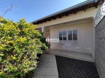 Casa · 250m² · 3 Quartos · 2 Vagas · Casa com 3 quartos, sendo 1 suítes disponível para locação no bairro Umuarama em Uberlândia MG