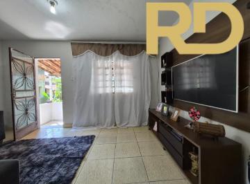 Casa · 100m² · 3 Quartos · 2 Vagas · Lote com 3 barracões e 2 vagas de garagem.