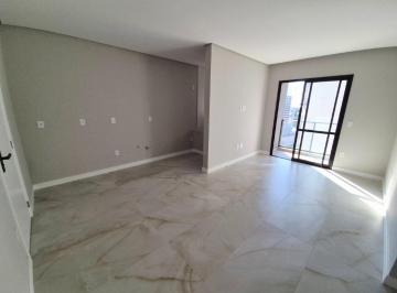 Living do apartamento de 54,63 m² com porta de vidro para a sacada e luz da manhã · Manu Bay: 1 dormitório com 54 m² e sol da manhã na Praia Brava
