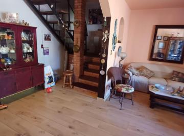 Casa de 4 quartos, Porto Alegre · Excelente casa de dois pisos com amplos pátios frente e fundos,,frente leste