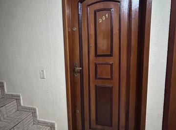 Entrada do apartamento - 2º andar · Apartamento 2 quartos com varanda - Excelente Localização!