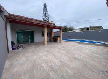 Casa de 3 quartos, Itanhaém · Casa à 500m do mar, com 3 quartos, piscina e área gourmet. Localizada em Itanhaém.