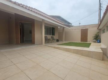 Casa de 3 quartos,  · Casa à 500m do mar, com 3 quartos e área gourmet. Localizada em Peruíbe.