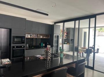 Casa · 209m² · 3 Quartos · 2 Vagas · Sobrado Reformado com Pé-direito Duplo e Energia Fotovoltaica em Bouganville