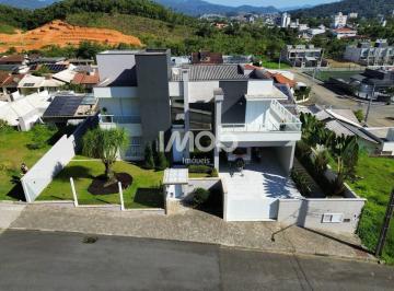 Casa · 493m² · 3 Quartos · 2 Vagas · CASA PORTEIRA FECHADA COM 3 SUÍTES - AMIZADE
