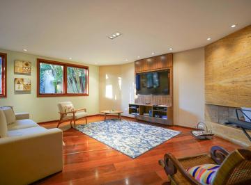 Casa · 744m² · 4 Quartos · 4 Vagas · Casa de luxo em Interlagos: 4 suítes, lazer completo e energia solar.