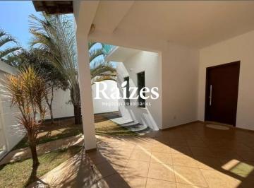 Casa · 330m² · 4 Quartos · 3 Vagas · Casa com 4 quartos sendo 2 suítes no Jardim Karaíba em Uberlândia