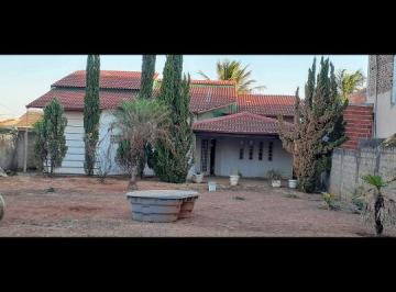 Comercial de 4 quartos, Vicente Pires · Rua 6 Casa fora de condomínio com 04 quartos, 03 suítes na laje; Os quartos quartos têm 16 e 20 m²!!