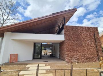 Linda Casa Térrea com 192m² 3 Suítes · Linda Casa Térrea com 192m² 3 Suítes