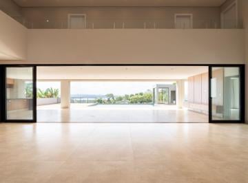 Casa · 900m² · 5 Quartos · 4 Vagas · Troca metros de parede por quilômetros de vista.