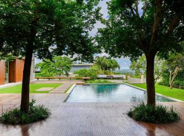Casa · 654m² · 4 Quartos · 3 Vagas · Quem mora aqui nunca fecha completamente a porta.