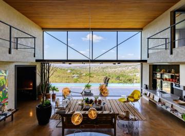 Casa · 831m² · 6 Quartos · O sol desce a serra e entra pela sala.