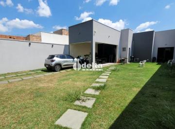 Casa · 250m² · 2 Quartos · 1 Vaga · Casa com 2 quartos sendo 1 suíte disponível para venda no bairro Laranjeiras em Uberlândia-MG.