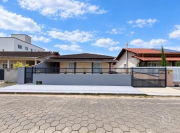 Casa · 100m² · 3 Quartos · 4 Vagas · Casa mobiliada para locação no bairro Passo Manso.