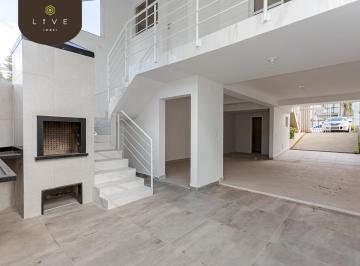 Casa · 194m² · 3 Quartos · 4 Vagas · Sobrado novo com 3 quartos, suíte, ático e 2 vagas de garagem no bairro Uberaba, em Curitiba/PR.