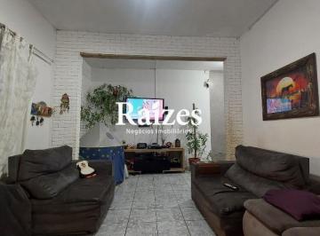 Casa · 180m² · 3 Quartos · 3 Vagas · Casa com 3 quartos sendo 1 suíte com ar condicionado no Bairro Laranjeiras em Uberlândia