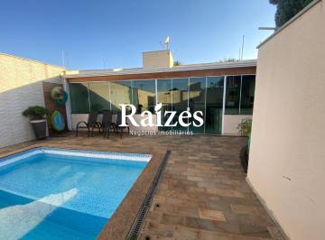 Casa · 250m² · 3 Quartos · 3 Vagas · Casa Completa para venda no Bairro Brasil em Uberlândia, com Piscina Aquecida e Área Gourmet