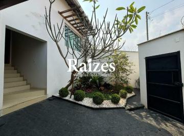 Casa · 286m² · 3 Quartos · 4 Vagas · Casa para Alugar em Cidade Jardim, Uberlândia - 3 Suítes, Piscina e Varanda Gourmet Semi Mobiliada