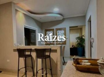 Casa · 180m² · 3 Quartos · 2 Vagas · Casa à venda no Bairro Granada em Uberlândia com 3 quartos, sendo 1 suíte, varanda gourmet e 2 vagas