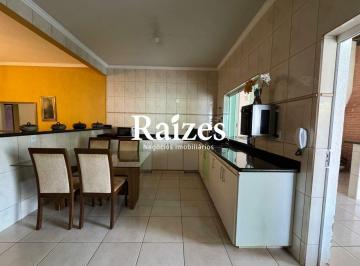 Casa · 255m² · 4 Quartos · 3 Vagas · Casa Residencial à Venda em Santa Mônica (Uberlândia) – 4 Quartos, 1 Suíte, 3 Vagas