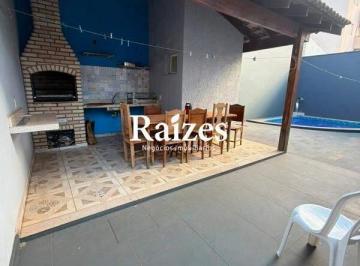Casa · 224m² · 3 Quartos · 2 Vagas · Casa com 3 suítes no Bairro Santa Monica em Uberlândia