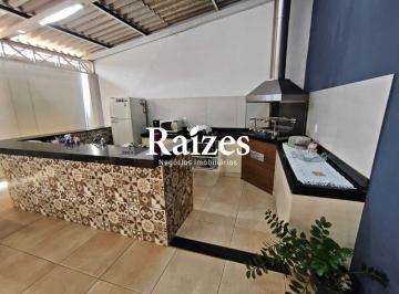 Casa · 190m² · 3 Quartos · 3 Vagas · Casa com 3 quartos sendo 1 suíte no Bairro Jardim Ipanema em Uberlândia