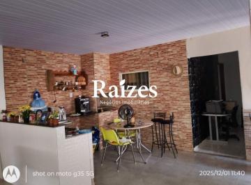 Casa · 183m² · 4 Quartos · 4 Vagas · Casa Residencial 4/4 sendo 1 suíte com 4 Vagas em Uberlândia – Porcelanato, Varanda Gourmet e Espaço