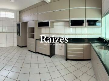Casa · 240m² · 3 Quartos · 5 Vagas · Casa com 3/4 sendo 2 suítes no Karaíba