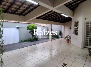 Casa · 183m² · 5 Quartos · 4 Vagas · Excelente casa com 3/4 sendo 1 suíte no Carajás