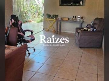 Casa · 306m² · 3 Quartos · 2 Vagas · Casa com 3 quartos sendo 1 suíte no Presidente Roosevelt em Uberlândia