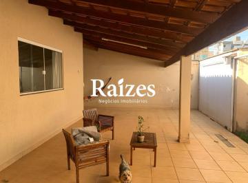 Casa · 140m² · 3 Quartos · 2 Vagas · Casa residencial à venda no Bairro Santa Mônica com 3 quartos sendo 1 suíte, 2 vagas e 140 m²