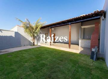 Casa · 175m² · 3 Quartos · 2 Vagas · Casa com 3 quartos sendo 1 suíte e varanda gourmet no Bairro São Jorge em Uberlândia