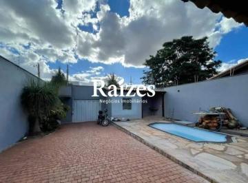 Casa · 260m² · 3 Quartos · 3 Vagas · Casa de Alto Padrão no Bairro Jardim Karaíba com 260m², 3 Quartos, Piscina e Espaço Gourmet Privativ