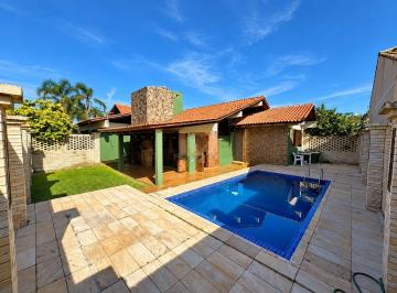 Casa de 4 quartos, Xangri-Lá · Casa de Esquina no Centro de Xangri-lá com piscina