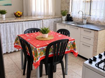 Casa geminada, rua calçada, 2 dorm. Sala e cozinha americana, 2 banheiros, 1 i · Vende-se casa geminada na praia.