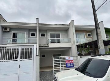 Fachada do sobrado para alugar no Iririú em Joinville · Sobrado para alugar no Iririú, Joinville | Meirinho