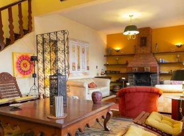 Casa · 354m² · 5 Quartos · 3 Vagas · Excelente casa disponível para locação no bairro Ipiranga.