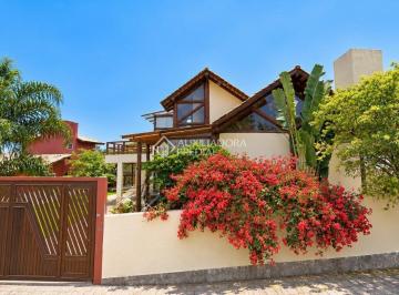 10 · Casa com 3 suítes, amplo jardim e 4 vagas a 900m do mar no Rio Tavares