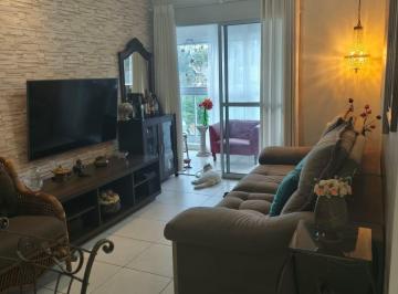 Sala de estar do apartamento com varanda envidraçada no José Menino, perto da praia. · Apartamento silencioso, Andar: 13º ou mais, José Menino, praia do outro lado da