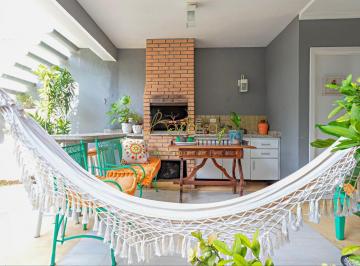 Casa · 251m² · 4 Quartos · 2 Vagas · Casa aconchegante com 3 Dormitórios, 2 Suítes e Espaço Gourmet